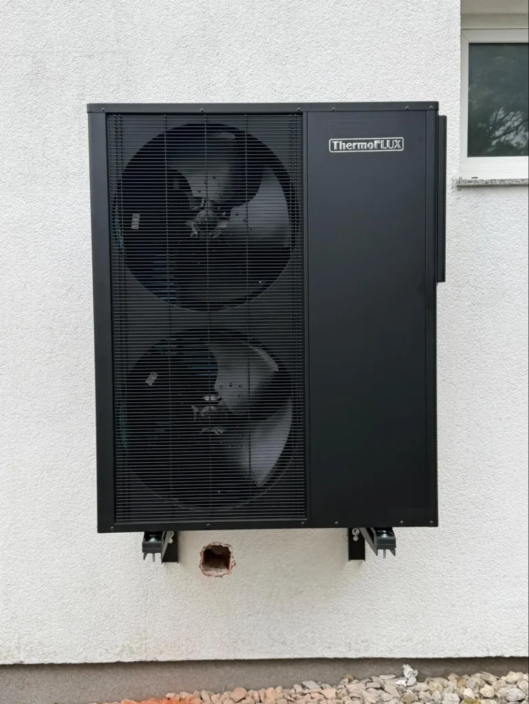 Ugrađena toplotna pumpa ThermoFLUX TF22EVI na fasadi kuće u Brčkom
